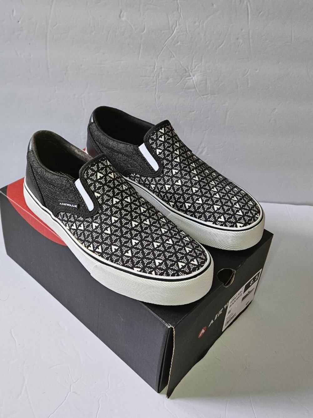 Airwalk Black & White Slip-On Sneakers Womens Size 8.5